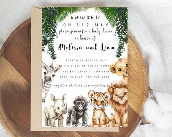 Puede incluir: Una invitación de baby shower blanca con hojas verdes y animales de la jungla. El texto dice "Un salvaje está en camino. Únase a nosotros para una baby shower en honor a Melissa y Liam. 4 de agosto de 2023 a las 4 de la tarde. 123 Any Street, Any City. RSVP a Lucy: 156-876-9876. Regístrese en store.com/registry/melissa".