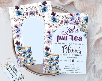Op de afbeelding: Een blauwe en paarse bloemen-thee-party uitnodiging voor een eerste verjaardag. De uitnodiging heeft een aquarelontwerp met theekopjes en de tekst "Let's par-tea" en "Oliva's First Birthday".