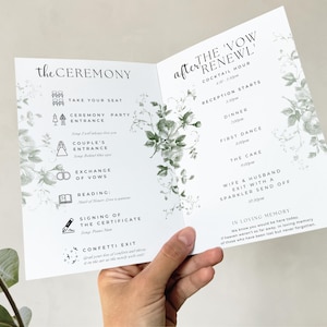 Puede incluir: Un programa de boda blanco con un diseño floral y detalles del evento. El programa incluye el horario de la ceremonia, información de la recepción y una sección en memoria amorosa. El programa está sostenido por una mano.