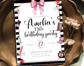 Pode incluir: Convite para uma festa com laço rosa e borda listrada em preto e branco. O texto diz "13º aniversário de Amelia", com data e hora. O design inclui ilustrações de maquiagem, como batom e sombra para os olhos.