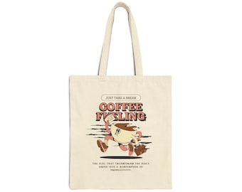 Könnte beinhalten: Eine beige Tragetasche mit einer Cartoon-Illustration einer Kaffeetasse, die mit einer Zeitung in der Hand rennt. Der Text auf der Tasche lautet "Just take a break Coffee Fueling. The fuel that transforms the daily grind into a masterpiece of productivity."