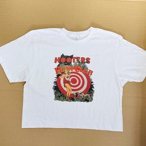 Hooters Hunt Club Cropped Top T-shirt.
