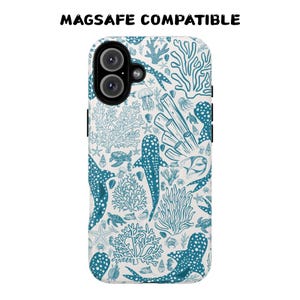 Puede incluir: Una funda de teléfono blanca con un diseño de temática oceánica en color verde azulado. El diseño incluye ilustraciones de corales, peces, tortugas marinas y otras criaturas marinas. El texto "MAGSAFE COMPATIBLE" está impreso en la parte superior.