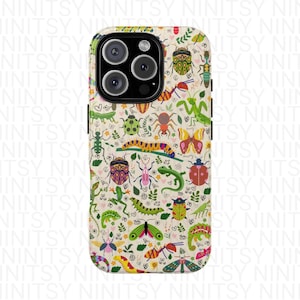 Puede incluir: Una funda de teléfono con un fondo crema y un colorido patrón de insectos. El diseño incluye varios insectos, mariposas y otros insectos, junto con pequeños acentos florales y de corazón. La funda tiene un módulo de cámara negro.