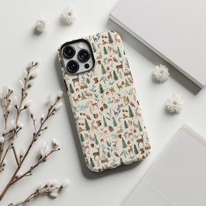 Może przedstawiać: Kremowe etui na telefon z akwarelowym wzorem leśnych zwierząt, drzew i liści. Etui przedstawia różne zwierzęta, w tym jelenie, wiewiórki, sowy i ptaki.