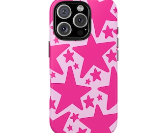 Pode incluir: Uma capa de telefone rosa com um padrão de estrelas rosa brilhantes, grandes e pequenas, sobre um fundo rosa claro. A capa tem um acabamento brilhante e um recorte para a câmera.