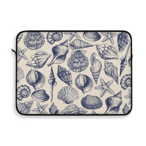 以下が含まれることがあります： ベージュの背景に、青い貝殻とヒトデが繰り返し描かれた、ノートパソコン用のスリーブです。
