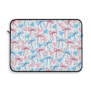Könnte beinhalten: Eine Laptop-Hülle mit einem sich wiederholenden Muster aus rosa und blauen Aquarellschleifen und blauen Herzen, vor einem Hintergrund aus vertikalen hellblauen Streifen. Die Hülle hat einen schwarzen Reißverschluss.