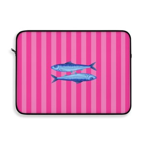 Op de afbeelding: Laptoptas met een roze gestreepte achtergrond en twee blauwe visillustraties. De tas heeft een zwarte rand en een ritssluiting. Het ontwerp is levendig en opvallend.