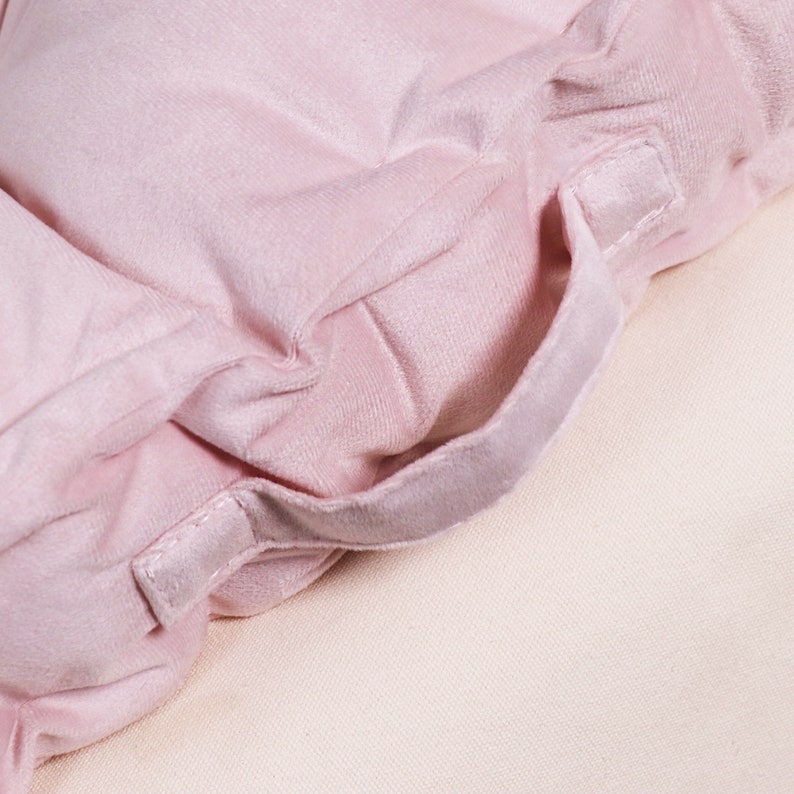 Puede incluir: Un coj&iacute;n de terciopelo rosa con asa. El coj&iacute;n es suave y mullido y es perfecto para a&ntilde;adir un toque de comodidad a cualquier habitaci&oacute;n.
