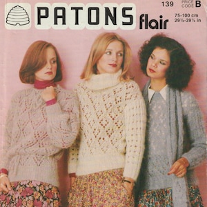 Puede incluir: Tres mujeres con suéteres de punto y faldas florales. Los suéteres son blancos, azul claro y rosa. Las faldas tienen todas diferentes patrones. La imagen es de un libro de patrones de tejido.