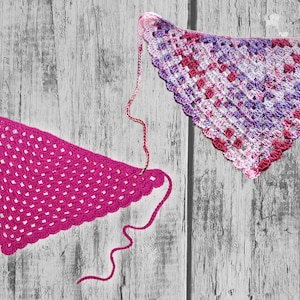 Puede incluir: Dos bandanas de ganchillo hechas a mano. Una es de color rosa fucsia vibrante, la otra una mezcla de rosa, morado y blanco. Ambas tienen forma triangular con bordes festoneados y lazos largos para sujetar. Perfecto para una mascota o como accesorio de moda.