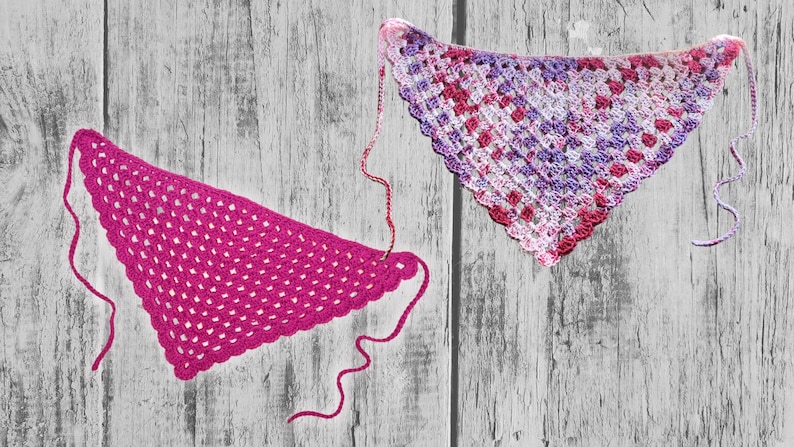 Puede incluir: Dos bandanas de ganchillo hechas a mano. Una es de color rosa fucsia vibrante, la otra una mezcla de rosa, morado y blanco. Ambas tienen forma triangular con bordes festoneados y lazos largos para sujetar. Perfecto para una mascota o como accesorio de moda.