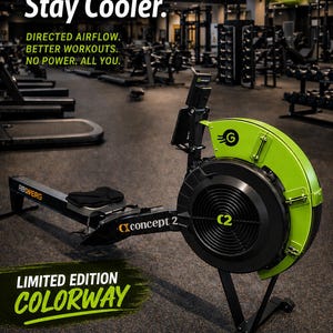 Op de afbeelding: Een zwart en groen Concept2 roeiapparaat met de tekst "Row Longer. Stay Cooler." en "Limited Edition Colorway." De machine heeft gerichte luchtstroom, vereist geen stroom en is eenvoudig te installeren. De sportschoolomgeving omvat loopbanden en gewichten.