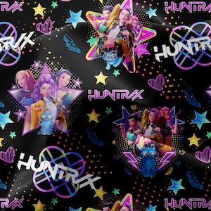 Op de afbeelding: Zwarte stof met een herhalend patroon met gestileerde illustraties van vrouwelijke personages, sterren, harten en het woord "HUNTRX" in een neon-stijl lettertype. Het ontwerp bevat een verscheidenheid aan kleuren, waaronder roze, blauw, geel en paars.