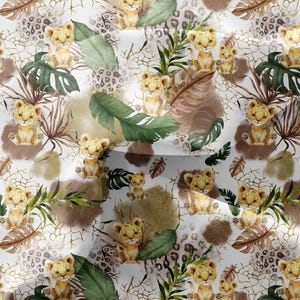 Peut inclure: Motif répété avec des illustrations à l'aquarelle de lionceaux, de feuilles tropicales et de taches de léopard. Le motif comprend des éléments verts, bruns et dorés sur fond blanc, créant un thème jungle ou safari.