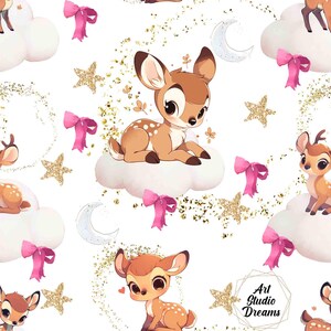 Może przedstawiać: Wzór bez szwów z uroczymi kreskówkowymi jeleniami z różowymi kokardkami, złotym brokatem i gwiazdami na białym tle. Wzór idealnie nadaje się do tkanin, tapet lub papieru do pakowania.