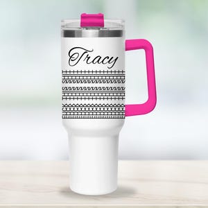 Puede incluir: Taza de viaje de acero inoxidable blanca con tapa y asa rosadas. La taza tiene un patrón geométrico en blanco y negro y el nombre "Tracy" impreso en la parte delantera.