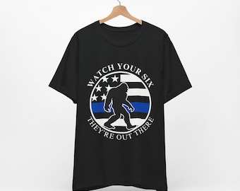 Sie sind da draußen Bigfüße Unisex T-Shirt, dünnes blaues Linie T-Shirt, Polizist Geschenk, Bella + Segeltuchhemd, schwarz weiß, Bigfüße