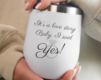 Es ist eine Liebesgeschichte Baby, ich sagte Ja Weinbecher-In meiner Braut Era Tasse, ich bin die Braut, es ist mir Weinglas, Swiftie Braut, um Bachelorette-Tasse zu sein
