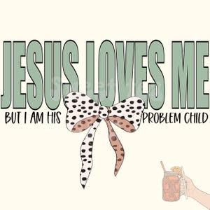 Può includere: Un design grafico verde e bianco con il testo "Jesus Loves Me But I Am His Problem Child". Un fiocco a pois neri e bianchi è al centro del design.