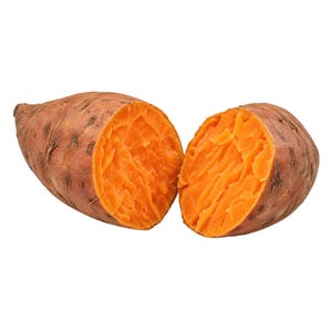 Op de afbeelding: Een zoete aardappel in twee stukken gesneden, die een feloranje, getextureerd interieur onthult. De buitenste schil is bruinachtig beige met kleine donkere vlekjes en natuurlijke markeringen, wat een duidelijke dwarsdoorsnede laat zien.