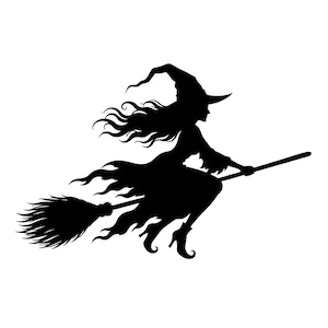 Può includere: Una silhouette nera di una figura che indossa un cappello a punta e un abito fluente, a cavallo di una scopa. La figura ha lunghi capelli mossi dal vento ed è raffigurata di profilo, mentre vola orizzontalmente con le setole della scopa dietro.