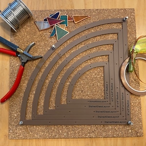 Może przedstawiać: Zestaw pięciu brązowych, okrągłych szablonów z tworzywa sztucznego do projektów witraży. Szablony są oznaczone promieniem w calach: 3", 4,5", 6", 7,5" i 9".