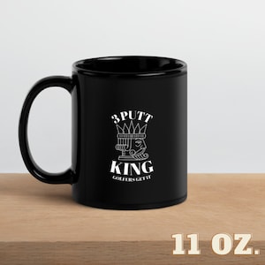 Caneca de café preta Three Putt King - Copo de golfe engraçado com design King de cartas de jogar