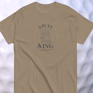 Cartão de jogo 'Três Putt King' | Letras cinza para camisas mais leves | Camiseta engraçada de golfe - camiseta hilariante para entusiastas do golfe
