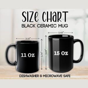Może przedstawiać: Tabela rozmiar&oacute;w czarnych kubk&oacute;w ceramicznych. Tabela przedstawia dwa czarne kubki z wymiarami w calach. Mniejszy kubek ma 8 cm szerokości i 9,5 cm wysokości, mieści 312 ml. Większy kubek ma 8,7 cm szerokości i 11,9 cm wysokości, mieści 425 ml. Można myć w zmywarce i kuchence mikrofalowej.