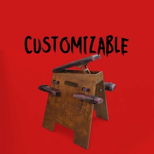 Könnte beinhalten: Ein Holzhocker mit gepolstertem Sitz und Armlehnen. Der Sitz ist erhöht und der Hocker ist mit "CUSTOMIZABLE" beschriftet.