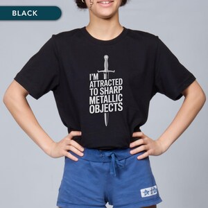 Camiseta de espada larga HEMA / Camiseta de artes marciales históricas / Regalo para espadachines / Me atraen los objetos metálicos afilados / Arte de la espada medieval