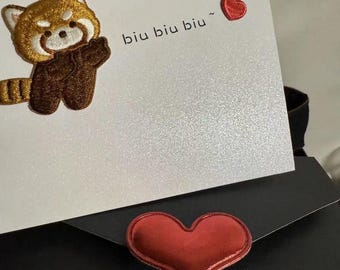 Simpatico biglietto d'auguri 3D con procione - Divertente biglietto d'auguri 3D con un procione marrone in stile cartone animato, un regalo simpatico e divertente a tema animale per la festa della mamma.