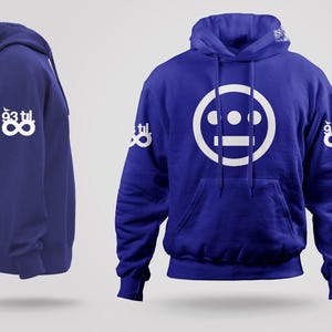 Puede incluir: Una sudadera con capucha azul real con un gráfico blanco de una cara estilizada en la parte delantera y el texto "93 til infinity" en la manga.