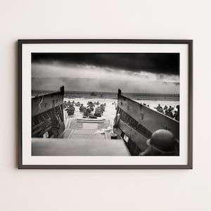 In den Rachen des Todes | Schwarzweiße Drucke WWII Soldaten D-Day Poster Easy Red Omaha Beach WW2 Normandie Landungen Kunst Vintage WW2 Foto