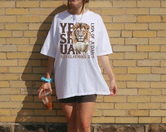 Yeshua Löwe von Jehudah Graphic Tee, Christian Bibel Vers Übergroßes Shirt