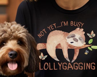 Maglietta con bradipo carino, maglietta con animali divertenti, non sono ancora impegnato, maglietta per una giornata pigra, maglietta Dilly Dally, regalo per gli amanti della natura, maglietta con animali selvatici, vibrazioni rilassanti