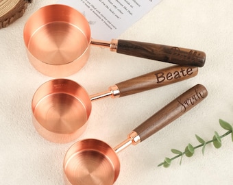 Juego de cucharas medidoras personalizadas de nogal tallado con mangos de madera con nombre grabado, cucharas medidoras de oro rosa, suministros para hornear