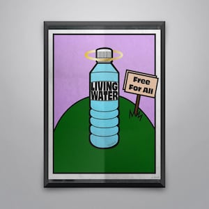 以下が含まれることがあります： 青い水筒にハローが描かれた漫画のイラスト。水筒には「Living Water」と書いてあり、緑色の丘の上に置かれています。看板には「Free For All」と書かれています。