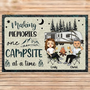 Può includere: Zerbino rettangolare a tema campeggio con la scritta "Making Memories one Campsite at a time". L'immagine presenta una coppia seduta su sedie da campeggio, un falò, un camper e delle stelle.