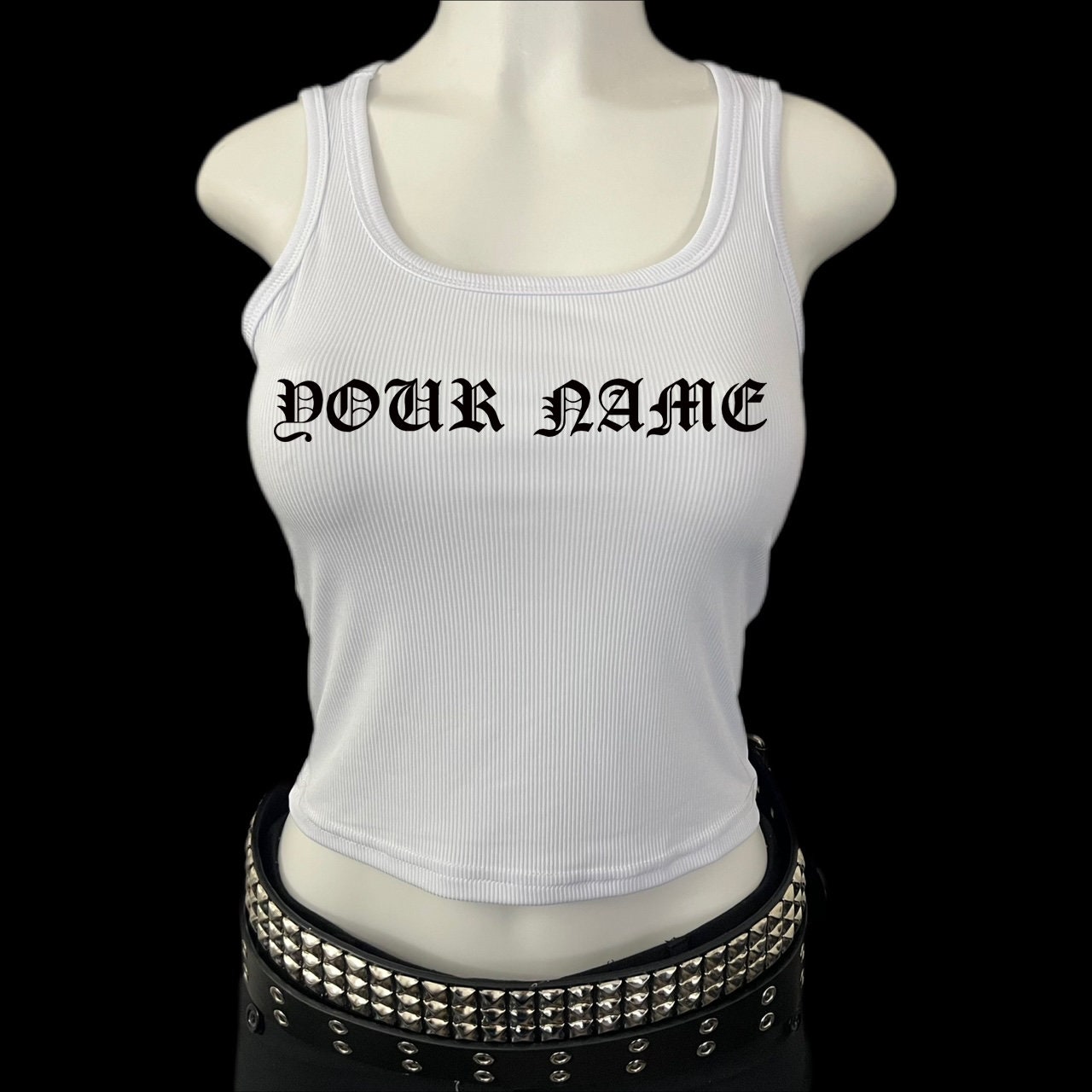 【Badee】Old English Printing Crop Top Custom Gothic Cropped T-Shirt with Old English Font