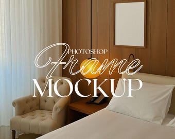 Puede incluir: Una cama blanca con una cabecera blanca y dos almohadas blancas. Una mesita de noche de madera marrón con una lámpara y un teléfono está al lado de la cama. Un sillón blanco está en primer plano. El texto "PHOTOSHOP Frame MOCKUP" está superpuesto a la imagen.