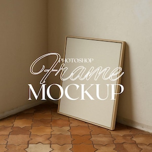 Puede incluir: Una maqueta de marco de madera clara con un passe-partout blanco y un fondo beige. El marco está apoyado contra una pared con un suelo de baldosas.