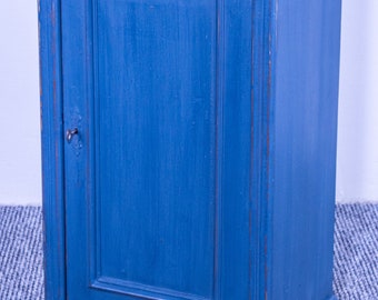 Piccola credenza in pino antico