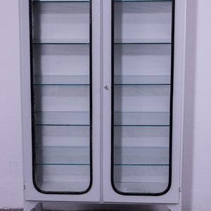 Vintage ungarische Medizinschrank mit Glas Ablagen