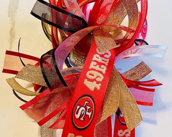 サンフランシスコ 49ERS フットボールをテーマにしたリボン シュシュ。