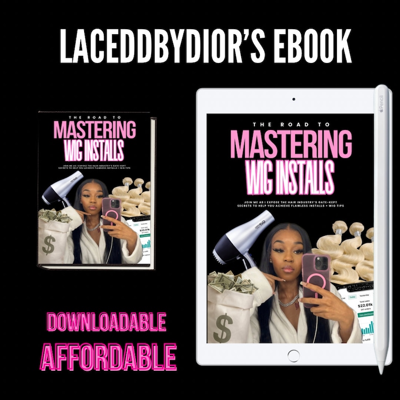 K&ouml;nnte beinhalten: Ein digitales E-Book-Cover mit einem rosa-wei&szlig;en Farbschema. Das Cover zeigt eine Frau, die ein Telefon und einen Haartrockner h&auml;lt. Der Titel des E-Books lautet "The Road to Mastering Wig Installs". Der Text "Downloadable Affordable" wird unter dem Bild angezeigt.
