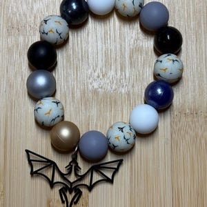 Pulsera con forma de dragón inspirada en Onyx Storm