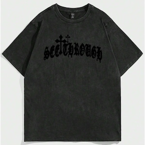 Camiseta masculina com estampa de letras cruzadas